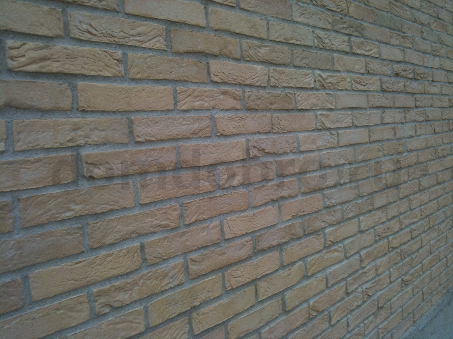 Фото двухэтажного дома с забором использующих кирпич ручной формовки S.Anselmo Roma